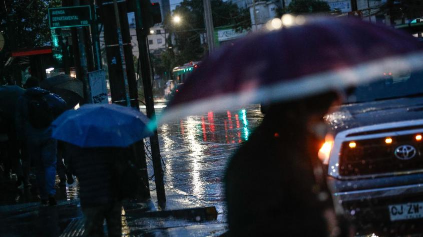 Con tormentas eléctricas y fuertes vientos: a qué hora comenzarán las lluvias este miércoles en la Región Metropolitana