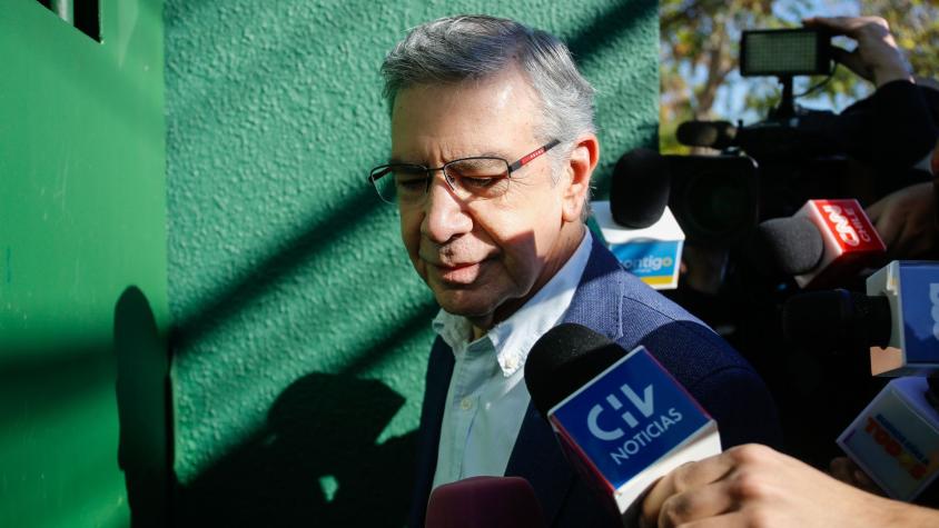 Joaquín Lavín llega a visitar a su hijo en Capitán Yáber: "Es un momento muy duro"