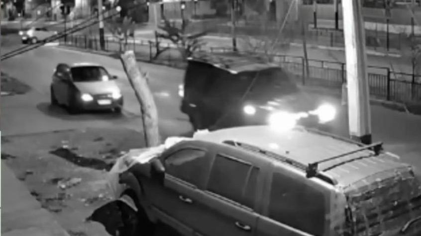 Insólito accidente en Pedro Aguirre Cerda: auto remolcado chocó un poste que cayó sobre vehículo de vecino