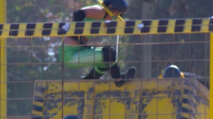 Extrema competencia de Vecinos al límite deja a participante lesionado: compañera cayó encima suyo