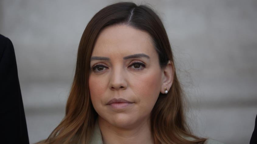 Senadora Camila Flores denuncia difusión de fotos privadas y apunta a su exmarido