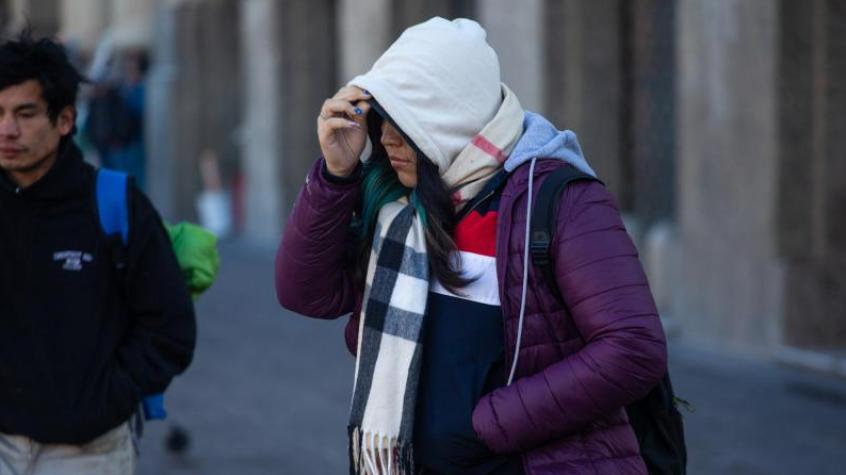 Santiago bajo cero: a qué hora se sentirá más fuerte el frío este lunes