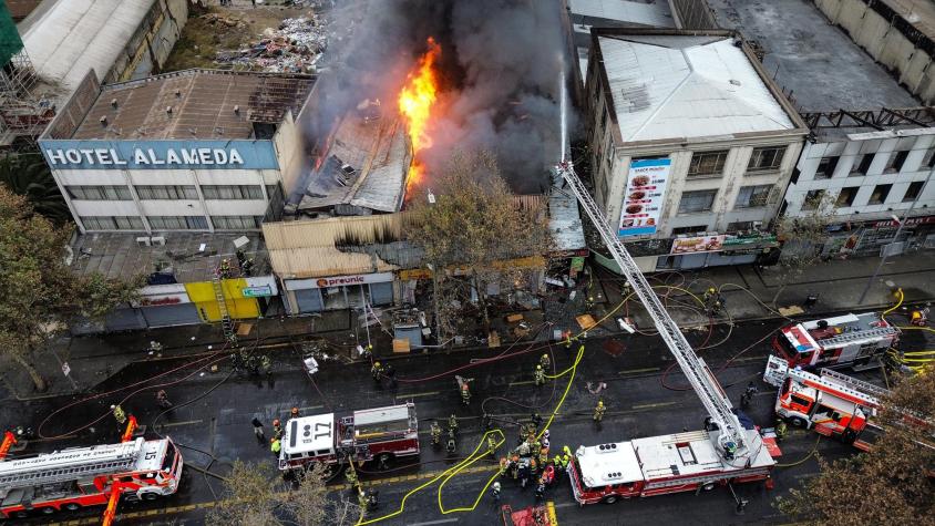 Incendio en el centro de Santiago: estos son los cortes de tránsito en la Alameda