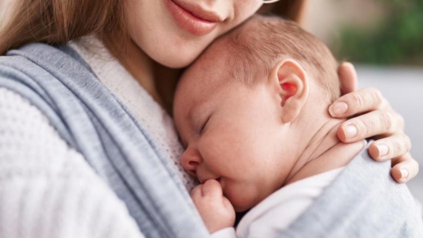 Buscan voluntarios para acompañar y abrazar bebés que fueron abandonados: revisa cómo postular