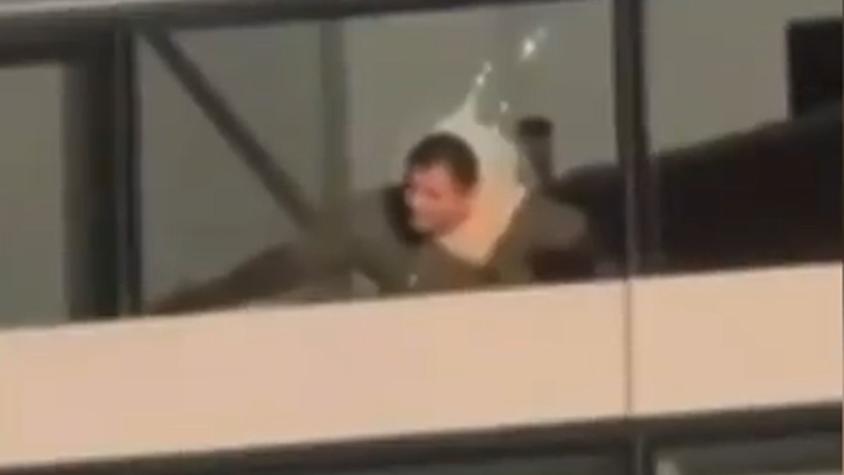 Las declaraciones de esposa de PDI que se parapetó en Las Condes: "Querían deshacerse de él" Las declaraciones de esposa de PDI que se parapetó en Las Condes: "Querían deshacerse de él"