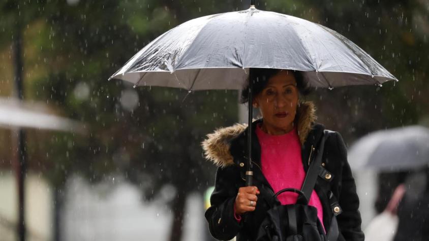 Cinco días con lluvia en Santiago: cuándo comenzaría el sistema frontal y cuánto podría caer