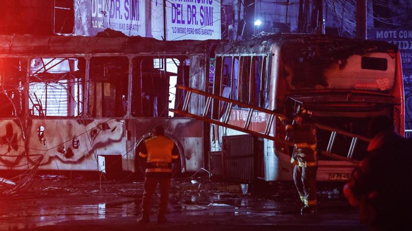 Escaparon de una fiscalización, chocaron con un bus RED y provocaron un incendio: hay cinco fallecidos Escaparon de una fiscalización, chocaron con un bus RED y provocaron un incendio: hay cinco fallecidos