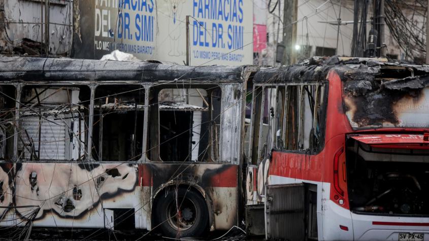 Camioneta habría escapado de Carabineros y chocó contra bus Red: qué se sabe del incendio que dejó cinco muertos en Franklin