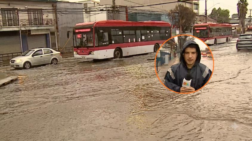 Gran Avenida colapsa por el sistema frontal: vehículos quedaron rodeados por el agua Gran Avenida colapsa por el sistema frontal: vehículos quedaron rodeados por el agua