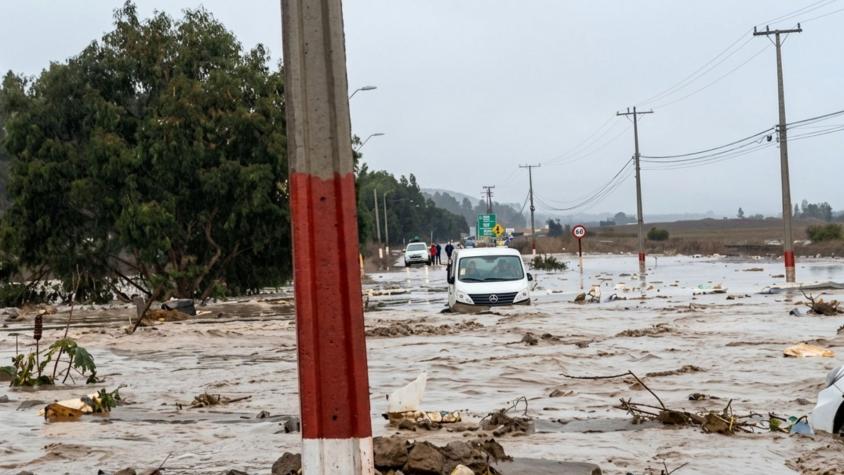 Familia queda atrapada tras aluvión en El Arrayán en La Serena: "Esto se movió como un terremoto" Familia queda atrapada tras aluvión en El Arrayán en La Serena: "Esto se movió como un terremoto"