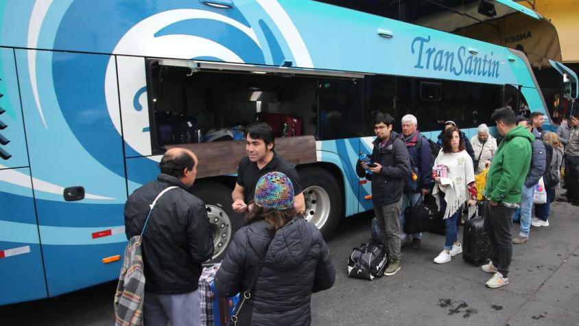 Más de 50 pasajeros de buses varados en carretera del norte por sistema frontal: están quedando sin agua y alimentos