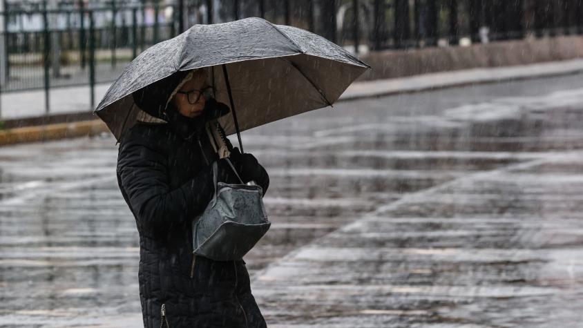 Por sistema frontal: Michelle Adam anuncia un nuevo día de lluvia para la Región Metropolitana