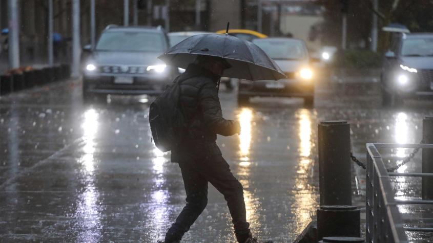 Michelle Adam revela a qué hora comenzará la lluvia este viernes en Santiago