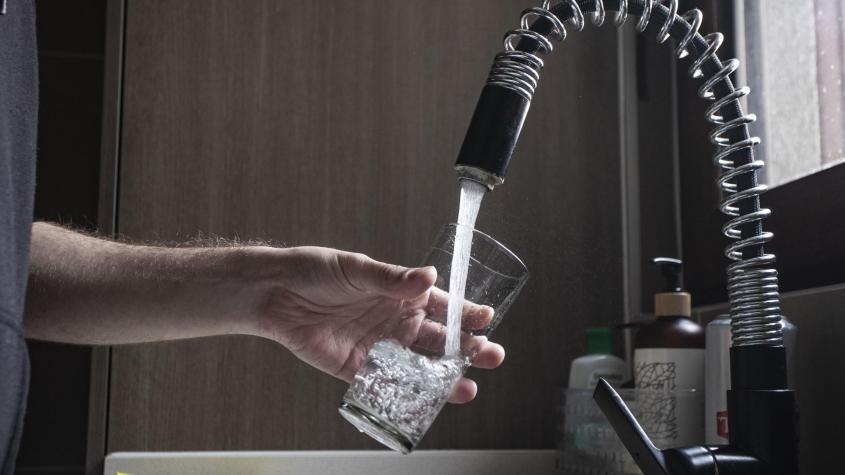 Aguas Andinas informa corte de agua en cuatro comunas de la RM: revisa los horarios y sectores afectados