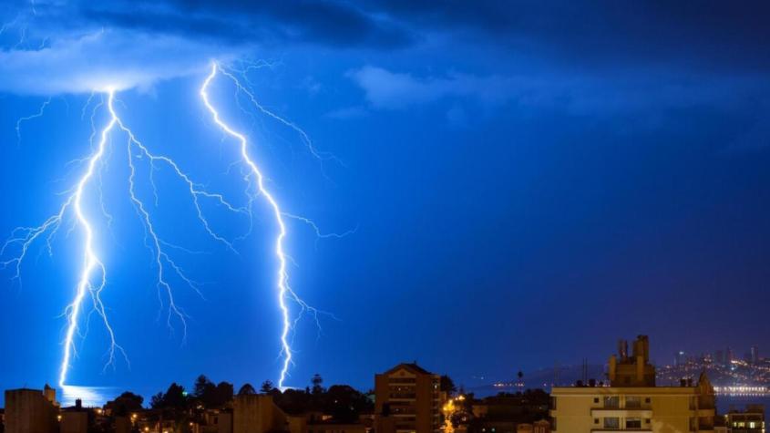Con fuertes vientos y probables tormentas eléctricas: ¿hasta qué hora lloverá este viernes en Santiago?