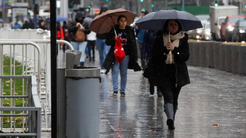 No termina la lluvia: Michelle Adam adelanta nuevas precipitaciones para este fin de semana en Santiago
