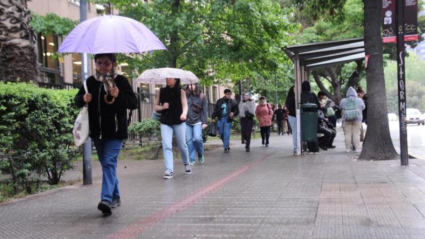 ¡Prepárate! La lluvia regresa con fuerza a Santiago este sábado y estas son las horas clave