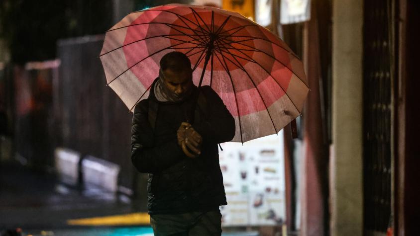 Fuertes vientos y lluvia intensa: Michelle Adam pronostica a qué hora comienza a precipitar en la Región Metropolitana