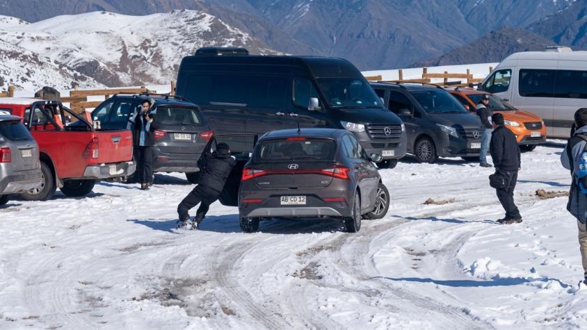 Perdió el control del auto por no usar cadenas en Farellones: vehículo se arrastró y pasajero se tiró a la nieve