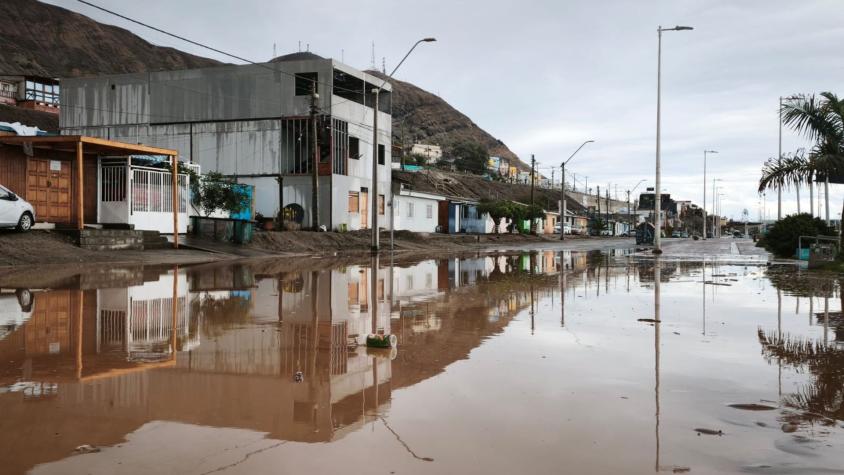 Vecino de Tocopilla cuenta por qué no pudo escapar en medio de aluvión: "El agua llegaba a casi un metro de altura" Vecino de Tocopilla cuenta por qué no pudo escapar en medio de aluvión: "El agua llegaba a casi un metro de altura"