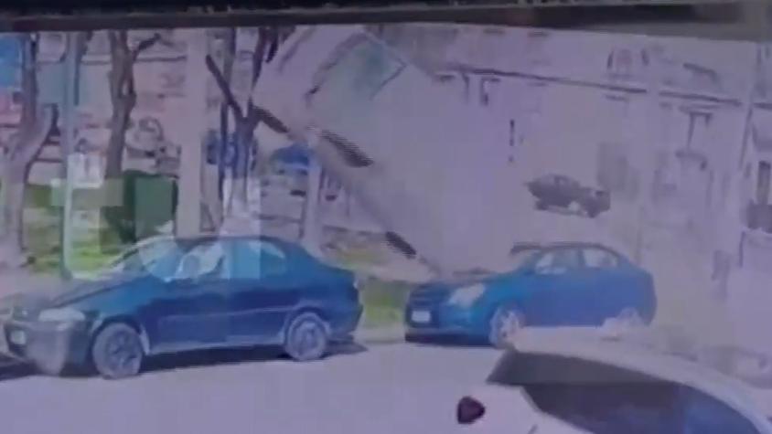 [Video] Furgón de delincuentes protagoniza cinematográfico accidente tras persecución policial en Independencia: voló y cayó sobre otro vehículo