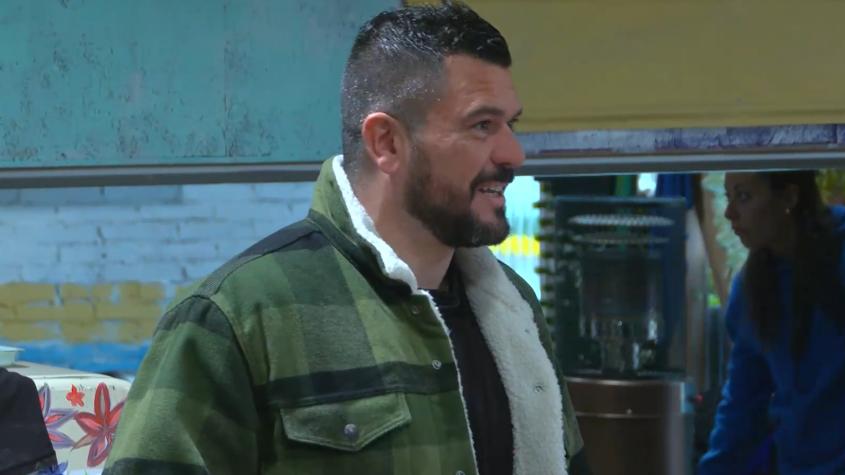 Juan Pedro Verdier sorprende al ingresar al barrio de Vecinos al límite: se puso la chaqueta del equipo azul Juan Pedro Verdier sorprende al ingresar al barrio de Vecinos al límite: se puso la chaqueta del equipo azul