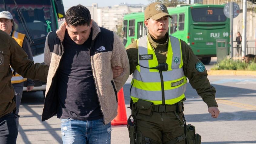 Pasajeros delataron a chofer que tenía armas al interior de la micro: fue detenido en Independencia