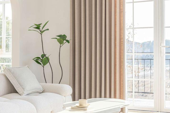 ¿Tienes un espacio pequeño? Descubre cómo elegir cortinas que aporten amplitud y luz con el largo, color y tela adecuados