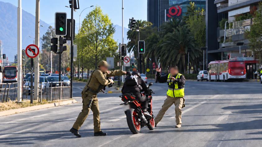 Motorista aceleró para escapar de fiscalización: casi atropelló a carabinero y lesionó a funcionario