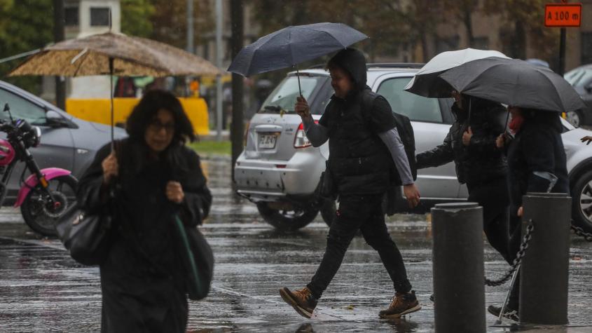 Michelle Adam revela a qué hora comenzarán las lluvias este jueves en Santiago