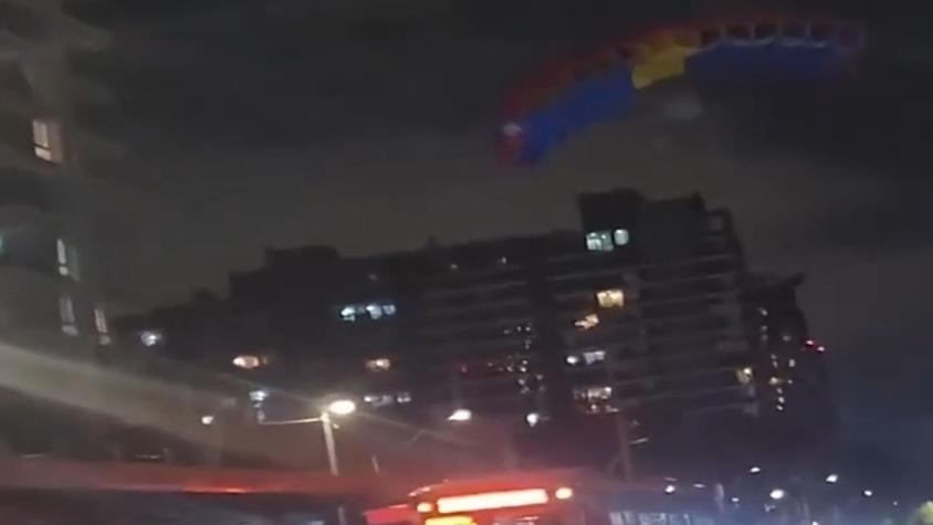 Paracaidistas aterrizaron en plena Vicuña Mackenna: cayeron entre micros y autos