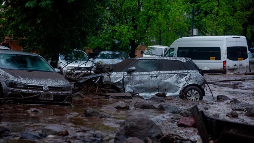 Día después del aluvión en Las Condes: autos enterrados en el barro y casas destruidas