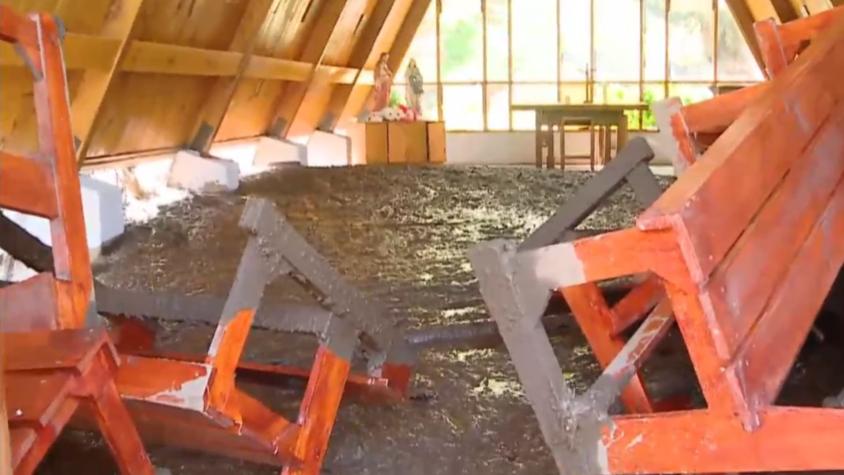 "Esto no pasaba hace años": casas y capilla de El Arrayán quedaron repletas de barro por activación de quebradas
