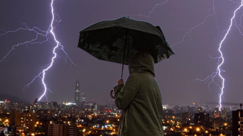 Michelle Adam cuenta a qué hora inician las tormentas eléctricas en la Región Metropolitana