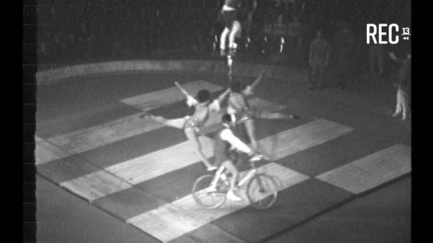 Circo Húngaro realiza actuación en bicicletas (1970)