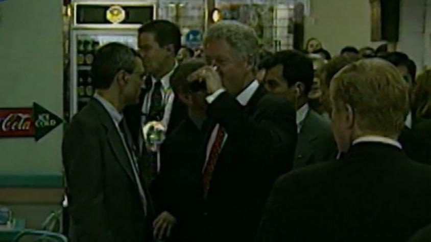 Para celebrar el Día del Completo: El día en que Bill Clinton visitó inesperadamente una picada de Santiago