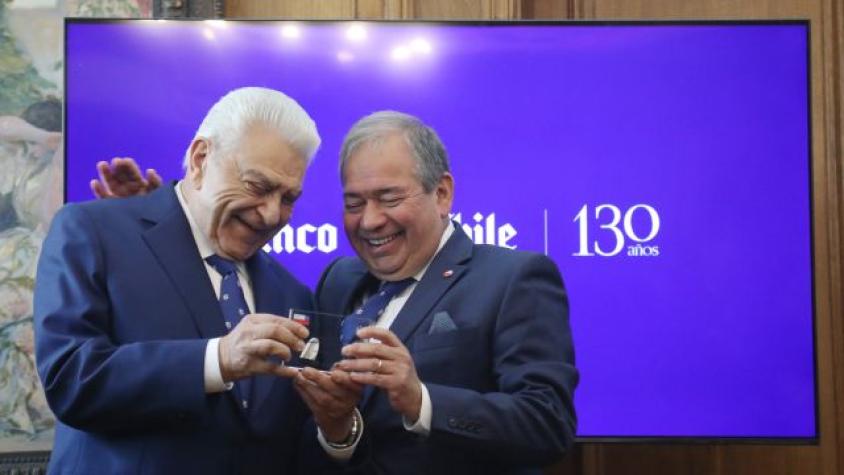 Don Francisco recibe reconocimiento “Compromiso País 2023” entregado por Banco de Chile