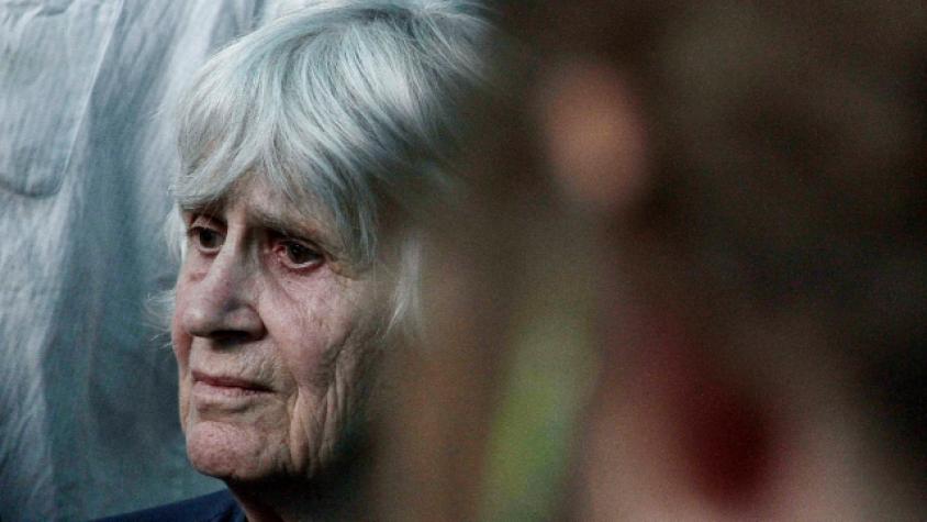 Videos | Cientos de personas le brindaron un último adiós a Joan Jara