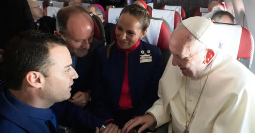 La vez que el papa Francisco casó a pareja de tripulantes de cabina durante su visita a Chile el año 2018