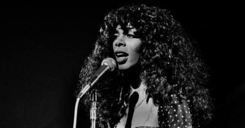 Cuando Donna Summer se subió al escenario de Martes 13: así fue su primera visita a Chile en 1992